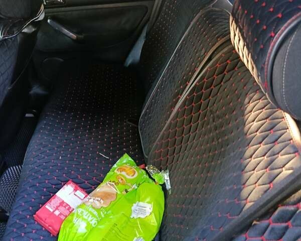 Черный Фольксваген Гольф, объемом двигателя 1.6 л и пробегом 215 тыс. км за 5000 $, фото 5 на Automoto.ua