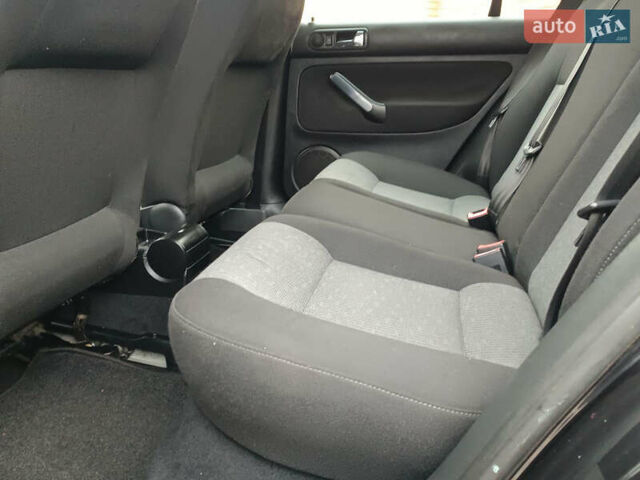 Черный Фольксваген Гольф, объемом двигателя 1.6 л и пробегом 264 тыс. км за 5599 $, фото 44 на Automoto.ua