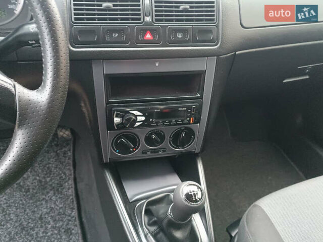 Черный Фольксваген Гольф, объемом двигателя 1.6 л и пробегом 264 тыс. км за 5599 $, фото 31 на Automoto.ua