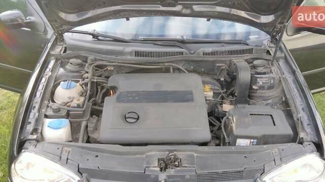 Черный Фольксваген Гольф, объемом двигателя 1.6 л и пробегом 210 тыс. км за 4000 $, фото 5 на Automoto.ua