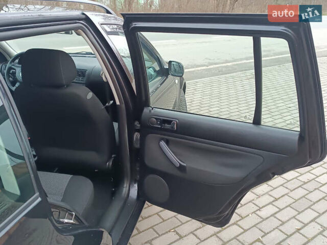 Черный Фольксваген Гольф, объемом двигателя 1.6 л и пробегом 264 тыс. км за 5599 $, фото 52 на Automoto.ua