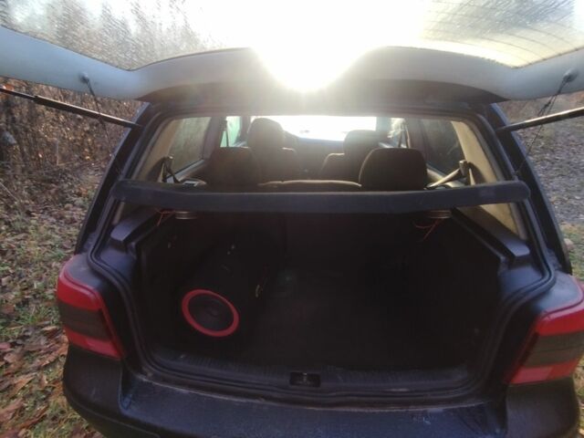 Черный Фольксваген Гольф, объемом двигателя 1.6 л и пробегом 200 тыс. км за 700 $, фото 14 на Automoto.ua