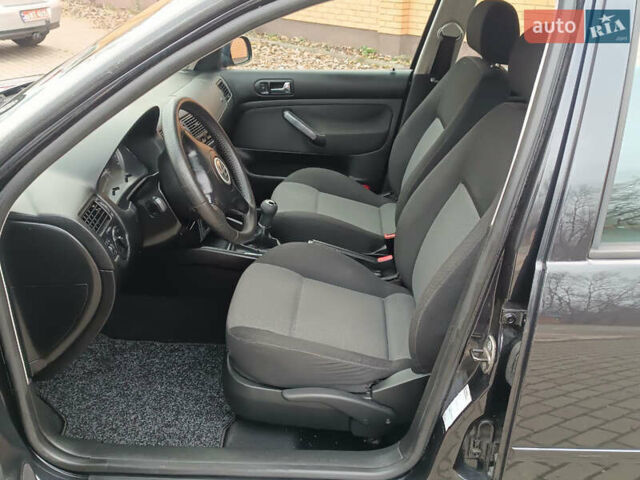 Черный Фольксваген Гольф, объемом двигателя 1.6 л и пробегом 264 тыс. км за 5599 $, фото 26 на Automoto.ua
