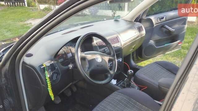 Черный Фольксваген Гольф, объемом двигателя 1.6 л и пробегом 210 тыс. км за 4000 $, фото 6 на Automoto.ua