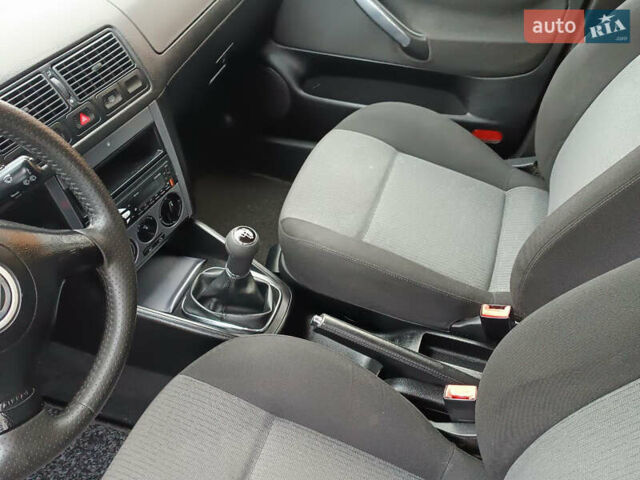 Черный Фольксваген Гольф, объемом двигателя 1.6 л и пробегом 264 тыс. км за 5599 $, фото 40 на Automoto.ua