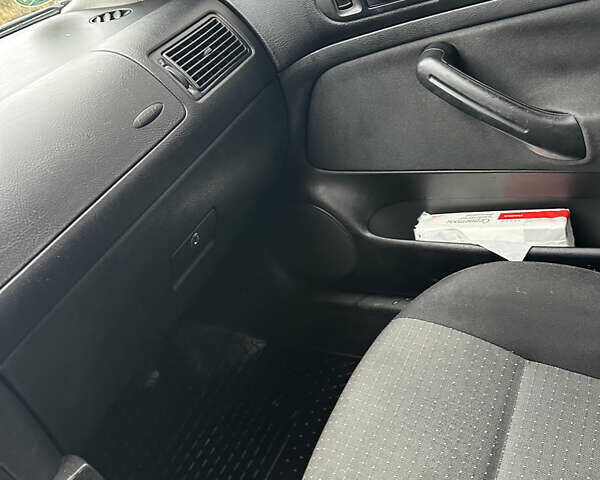 Черный Фольксваген Гольф, объемом двигателя 1.6 л и пробегом 225 тыс. км за 4500 $, фото 11 на Automoto.ua