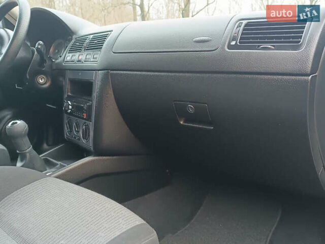 Черный Фольксваген Гольф, объемом двигателя 1.6 л и пробегом 264 тыс. км за 5599 $, фото 50 на Automoto.ua