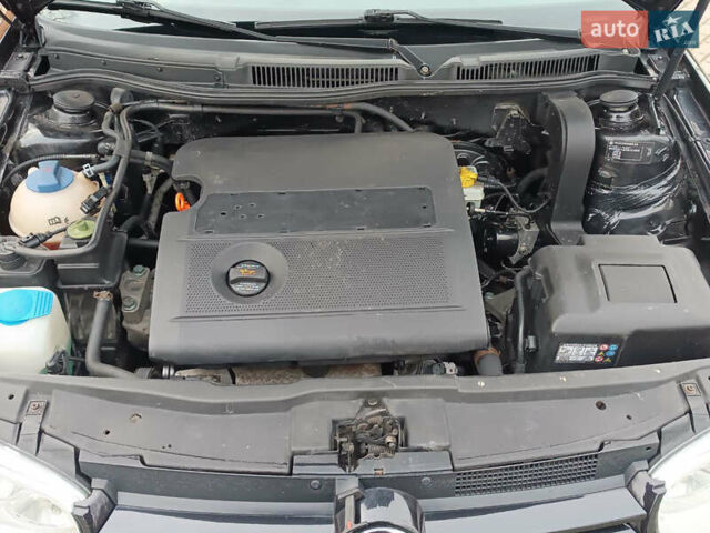 Черный Фольксваген Гольф, объемом двигателя 1.6 л и пробегом 264 тыс. км за 5599 $, фото 69 на Automoto.ua