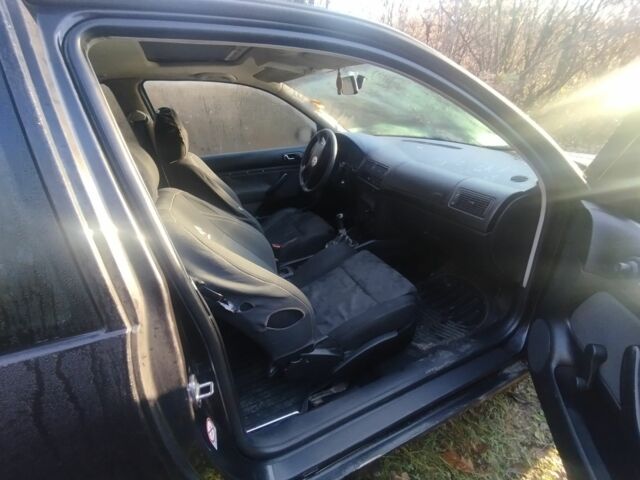 Черный Фольксваген Гольф, объемом двигателя 1.6 л и пробегом 200 тыс. км за 700 $, фото 4 на Automoto.ua