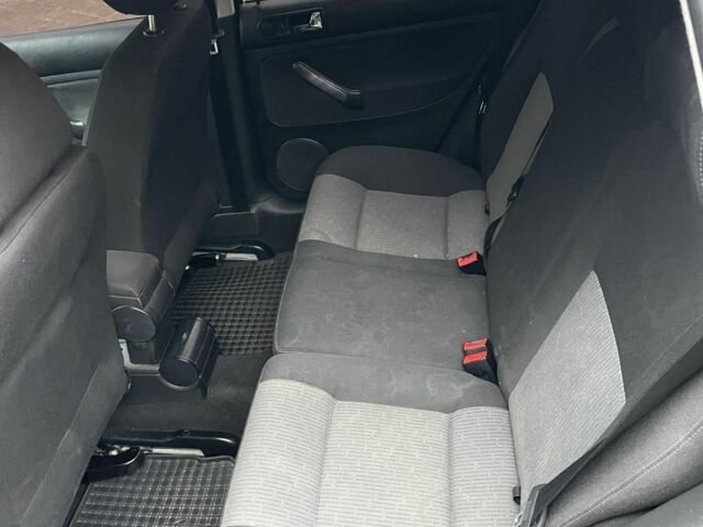 Черный Фольксваген Гольф, объемом двигателя 1 л и пробегом 270 тыс. км за 3900 $, фото 6 на Automoto.ua