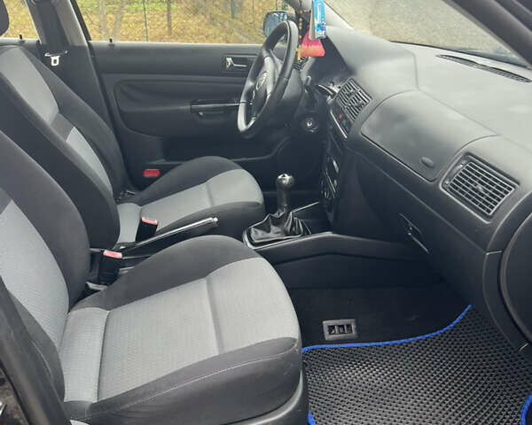 Черный Фольксваген Гольф, объемом двигателя 1.6 л и пробегом 225 тыс. км за 4500 $, фото 7 на Automoto.ua