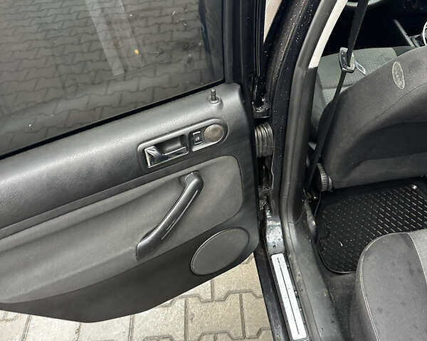 Черный Фольксваген Гольф, объемом двигателя 1.6 л и пробегом 225 тыс. км за 4500 $, фото 12 на Automoto.ua