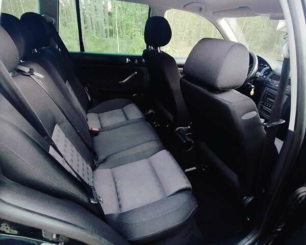 Черный Фольксваген Гольф, объемом двигателя 1.6 л и пробегом 240 тыс. км за 4999 $, фото 6 на Automoto.ua