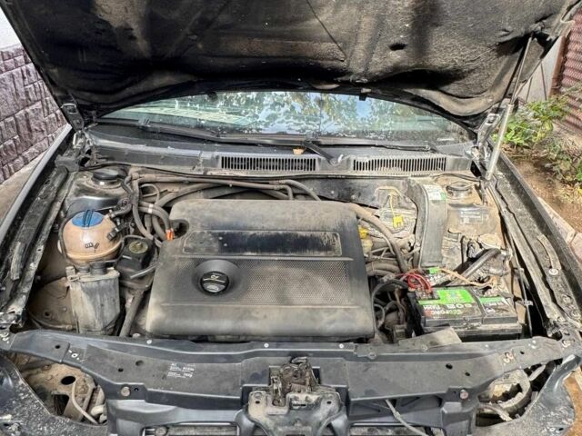 Черный Фольксваген Гольф, объемом двигателя 1.6 л и пробегом 400 тыс. км за 1200 $, фото 7 на Automoto.ua