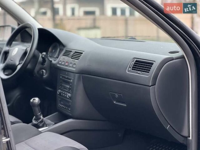 Черный Фольксваген Гольф, объемом двигателя 1.6 л и пробегом 250 тыс. км за 4350 $, фото 48 на Automoto.ua