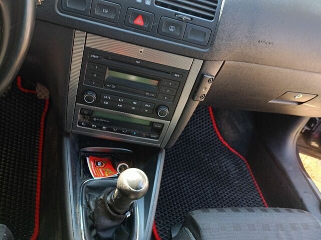 Черный Фольксваген Гольф, объемом двигателя 1.4 л и пробегом 260 тыс. км за 4600 $, фото 5 на Automoto.ua