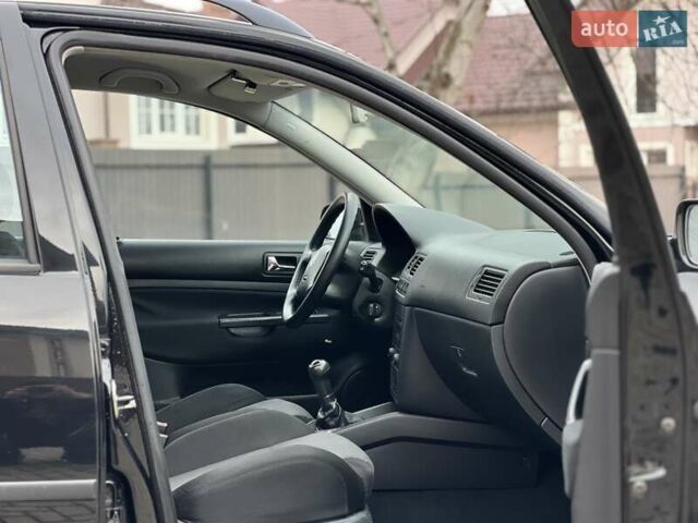Черный Фольксваген Гольф, объемом двигателя 1.6 л и пробегом 250 тыс. км за 4350 $, фото 49 на Automoto.ua