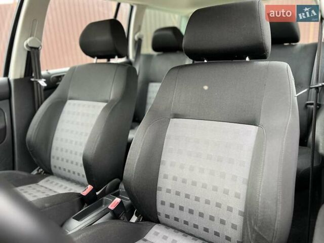 Черный Фольксваген Гольф, объемом двигателя 1.6 л и пробегом 250 тыс. км за 4350 $, фото 51 на Automoto.ua