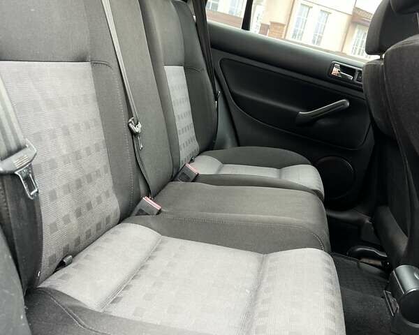 Черный Фольксваген Гольф, объемом двигателя 1.6 л и пробегом 250 тыс. км за 4350 $, фото 64 на Automoto.ua