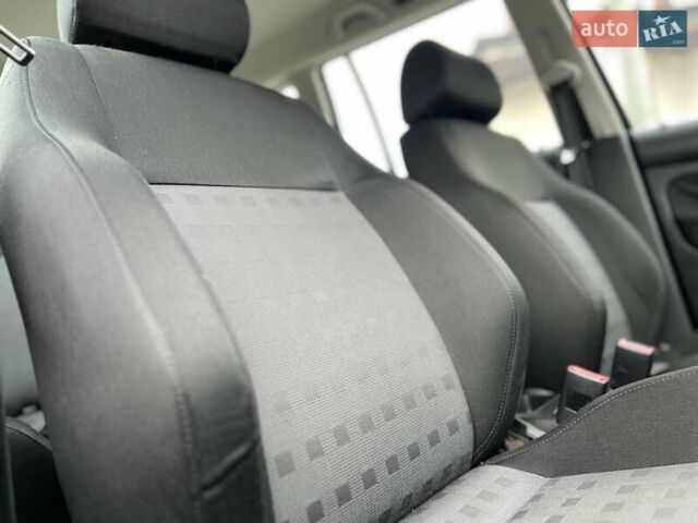 Черный Фольксваген Гольф, объемом двигателя 1.6 л и пробегом 250 тыс. км за 4350 $, фото 63 на Automoto.ua