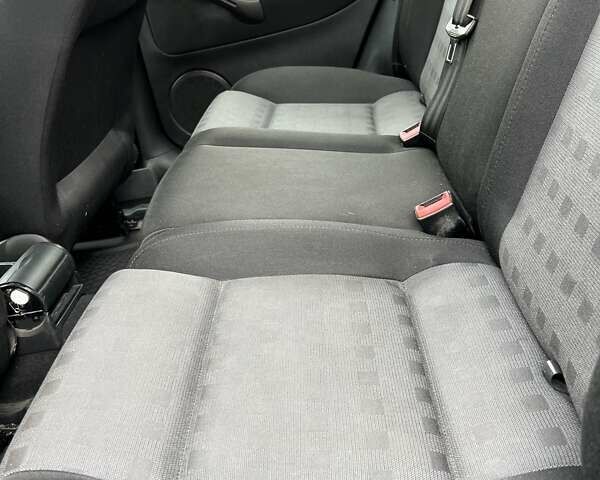 Черный Фольксваген Гольф, объемом двигателя 1.6 л и пробегом 250 тыс. км за 4350 $, фото 58 на Automoto.ua