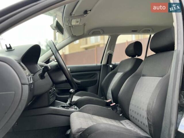 Черный Фольксваген Гольф, объемом двигателя 1.6 л и пробегом 250 тыс. км за 4350 $, фото 53 на Automoto.ua