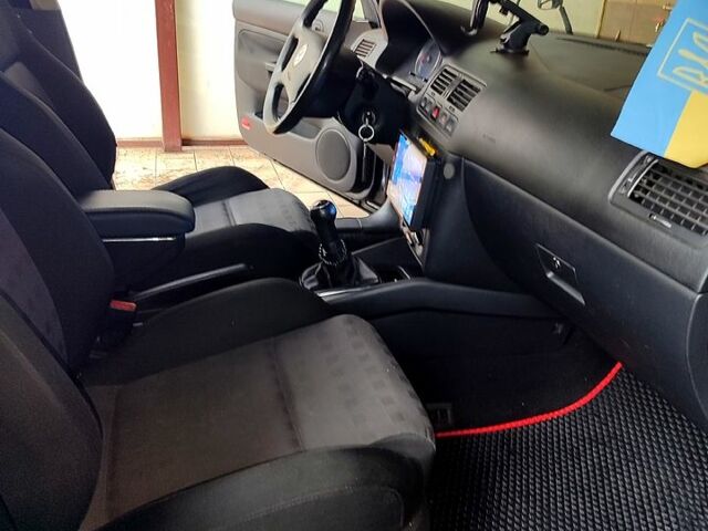 Черный Фольксваген Гольф, объемом двигателя 1.6 л и пробегом 255 тыс. км за 5000 $, фото 1 на Automoto.ua