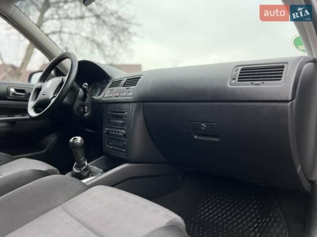 Черный Фольксваген Гольф, объемом двигателя 1.6 л и пробегом 250 тыс. км за 4350 $, фото 46 на Automoto.ua