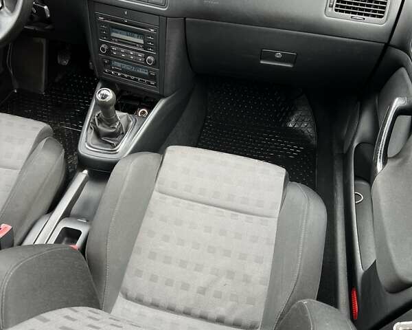 Черный Фольксваген Гольф, объемом двигателя 1.6 л и пробегом 250 тыс. км за 4350 $, фото 37 на Automoto.ua