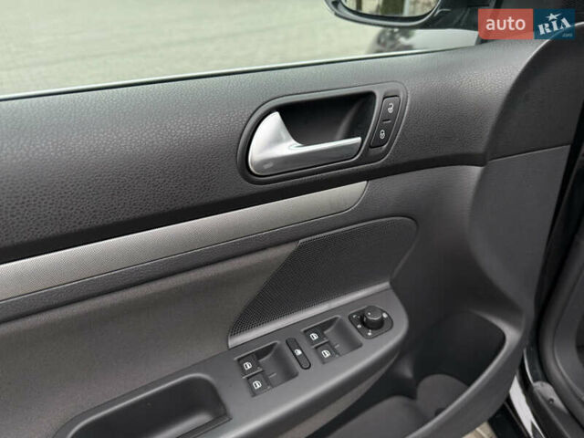 Черный Фольксваген Гольф, объемом двигателя 1.6 л и пробегом 219 тыс. км за 6499 $, фото 30 на Automoto.ua