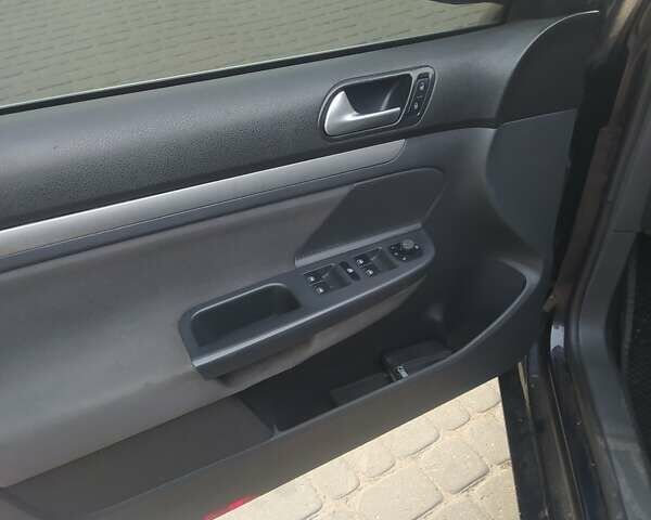 Черный Фольксваген Гольф, объемом двигателя 1.39 л и пробегом 250 тыс. км за 4500 $, фото 2 на Automoto.ua