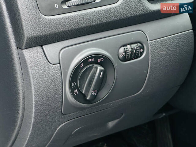 Черный Фольксваген Гольф, объемом двигателя 1.6 л и пробегом 247 тыс. км за 5900 $, фото 10 на Automoto.ua