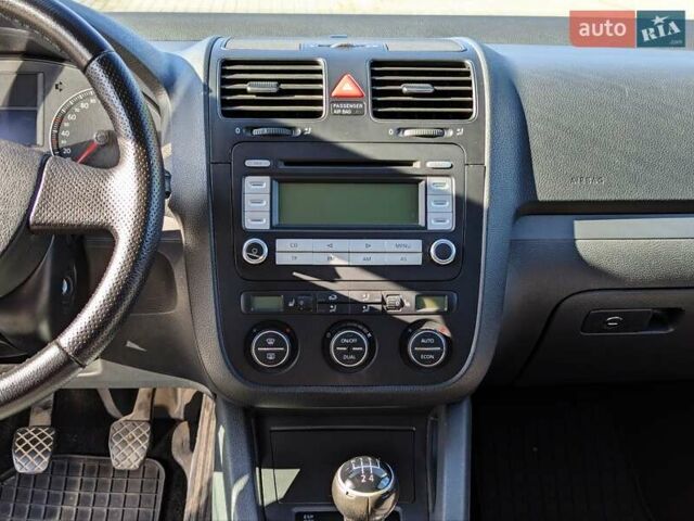 Черный Фольксваген Гольф, объемом двигателя 1.6 л и пробегом 246 тыс. км за 5800 $, фото 16 на Automoto.ua