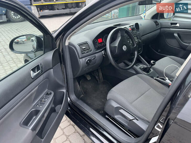 Черный Фольксваген Гольф, объемом двигателя 1.6 л и пробегом 200 тыс. км за 6200 $, фото 5 на Automoto.ua
