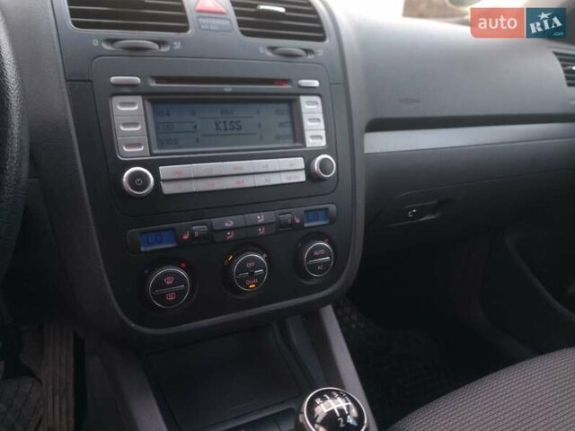 Черный Фольксваген Гольф, объемом двигателя 1.6 л и пробегом 181 тыс. км за 5550 $, фото 28 на Automoto.ua