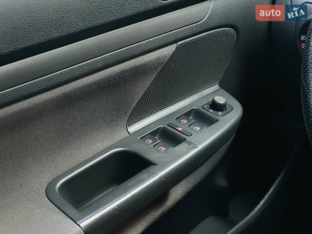 Черный Фольксваген Гольф, объемом двигателя 1.6 л и пробегом 247 тыс. км за 5900 $, фото 25 на Automoto.ua