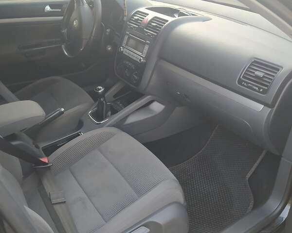 Черный Фольксваген Гольф, объемом двигателя 1.39 л и пробегом 250 тыс. км за 4500 $, фото 8 на Automoto.ua