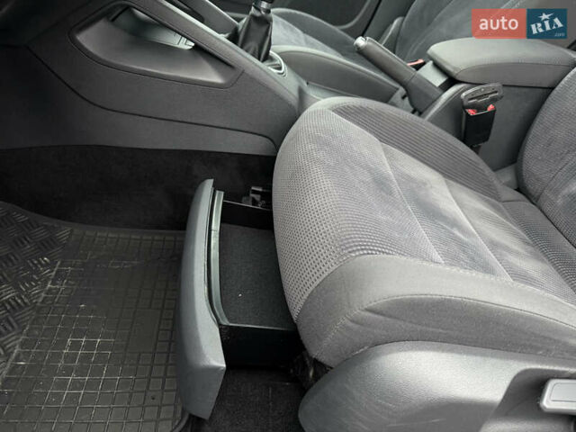 Черный Фольксваген Гольф, объемом двигателя 1.6 л и пробегом 219 тыс. км за 6499 $, фото 28 на Automoto.ua