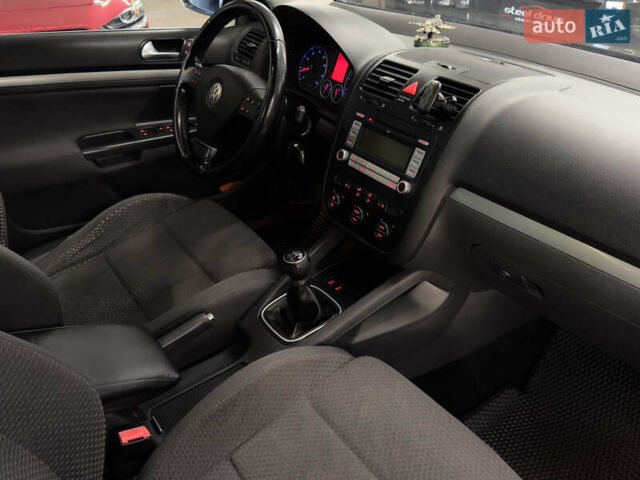 Черный Фольксваген Гольф, объемом двигателя 1.39 л и пробегом 230 тыс. км за 7299 $, фото 17 на Automoto.ua