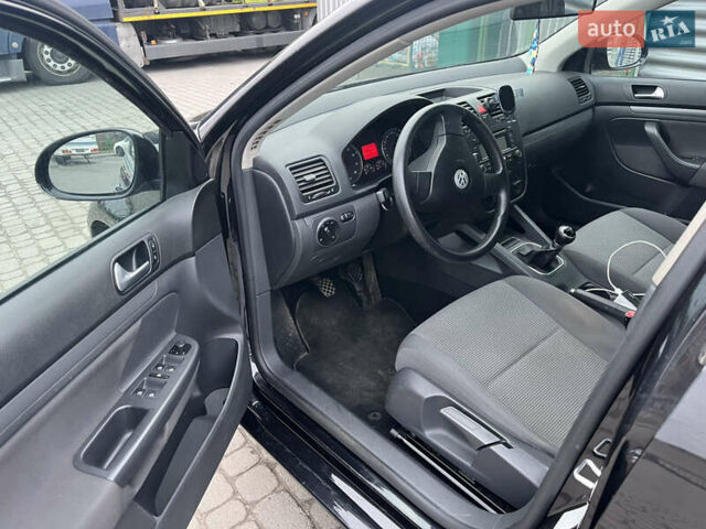 Черный Фольксваген Гольф, объемом двигателя 1.6 л и пробегом 200 тыс. км за 6200 $, фото 6 на Automoto.ua
