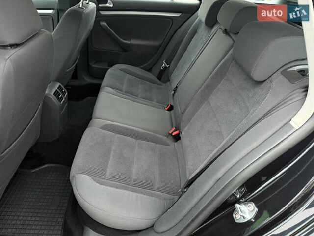 Черный Фольксваген Гольф, объемом двигателя 1.6 л и пробегом 219 тыс. км за 6499 $, фото 44 на Automoto.ua