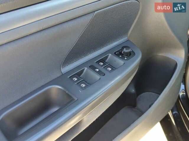 Черный Фольксваген Гольф, объемом двигателя 1.6 л и пробегом 246 тыс. км за 5800 $, фото 5 на Automoto.ua