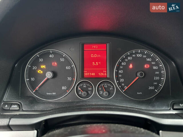 Черный Фольксваген Гольф, объемом двигателя 1.39 л и пробегом 301 тыс. км за 5800 $, фото 9 на Automoto.ua