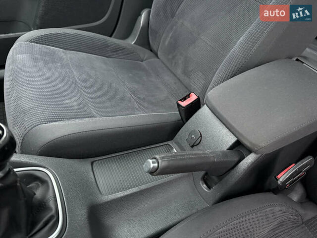 Черный Фольксваген Гольф, объемом двигателя 1.6 л и пробегом 219 тыс. км за 6499 $, фото 26 на Automoto.ua