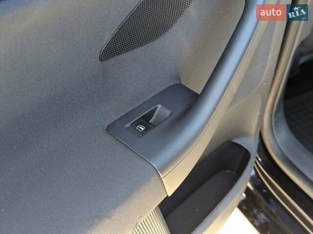 Черный Фольксваген Гольф, объемом двигателя 1.6 л и пробегом 246 тыс. км за 5800 $, фото 7 на Automoto.ua