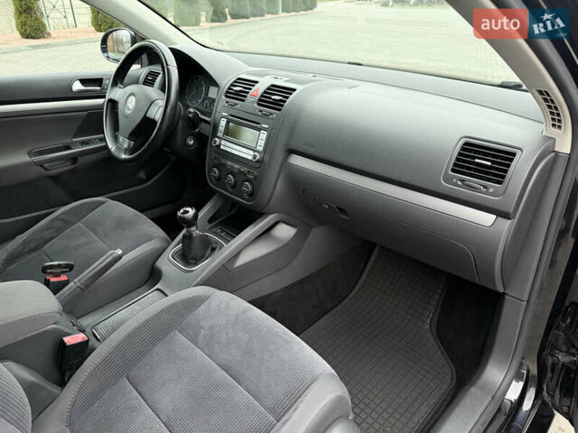 Черный Фольксваген Гольф, объемом двигателя 1.6 л и пробегом 219 тыс. км за 6499 $, фото 33 на Automoto.ua