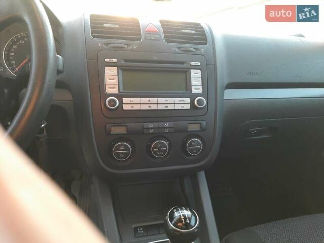 Черный Фольксваген Гольф, объемом двигателя 1.6 л и пробегом 102 тыс. км за 7100 $, фото 6 на Automoto.ua