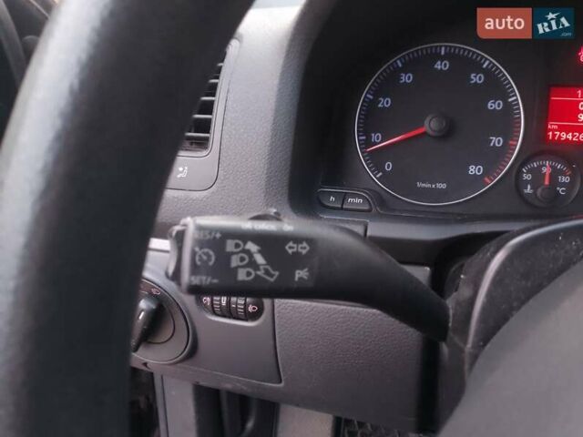 Черный Фольксваген Гольф, объемом двигателя 1.6 л и пробегом 181 тыс. км за 5550 $, фото 30 на Automoto.ua