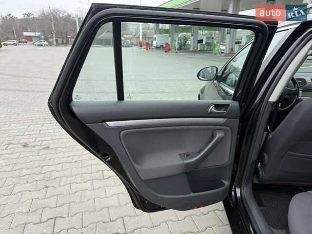 Черный Фольксваген Гольф, объемом двигателя 1.6 л и пробегом 219 тыс. км за 6499 $, фото 48 на Automoto.ua