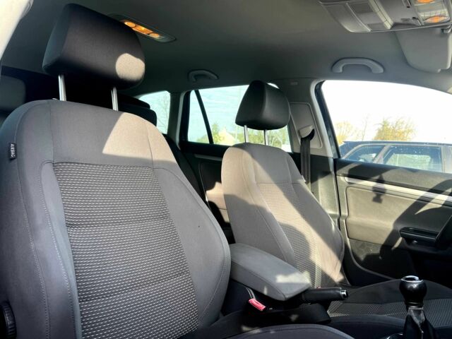 Черный Фольксваген Гольф, объемом двигателя 1.4 л и пробегом 248 тыс. км за 6500 $, фото 23 на Automoto.ua